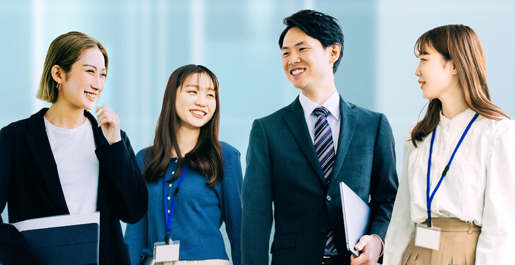 ビジネス街で溌剌とする男女４人の若者たちの画像