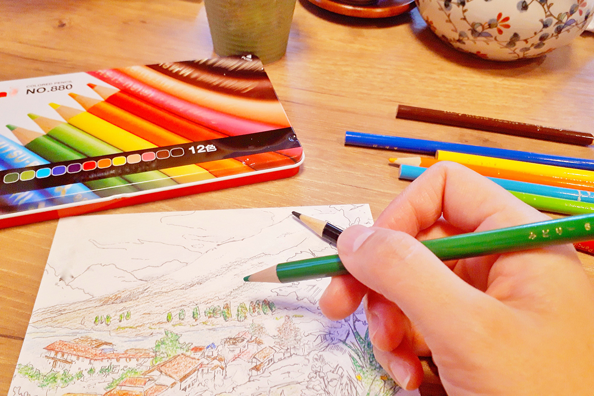 色鉛筆で趣味のイラストを描く画像