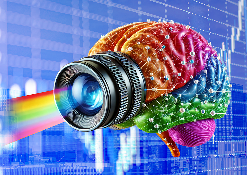 上昇するグラフ前にカメラのレンズをもつ脳が浮かび脳機能を模式したイメージ画像