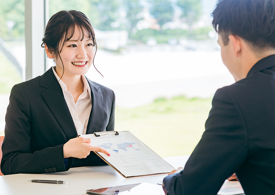 1on1でアドバイスするビジネスのシーンのが画像